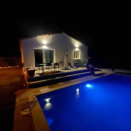 Maison De Plain-pied Avec Piscine Privee Villa *