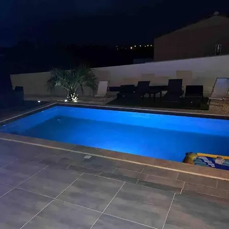 Maison De Plain-pied Avec Piscine Privee * Saint-Gilles (Gard)